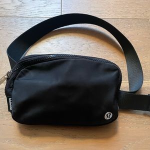 Lululemon crossbody bag - black